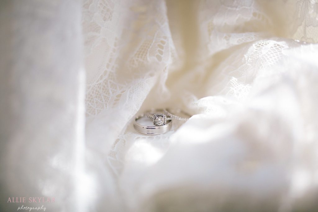 wedding-rings-in-lace