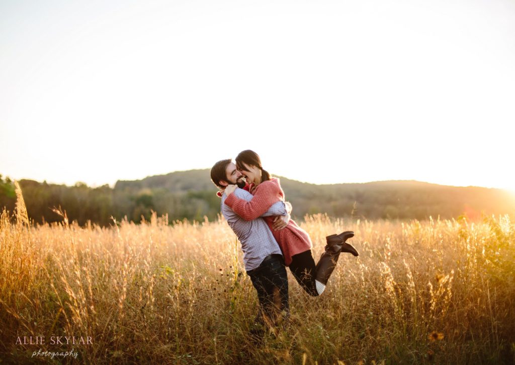 romantic-kiss-at-sunset-in-valley-forge-park